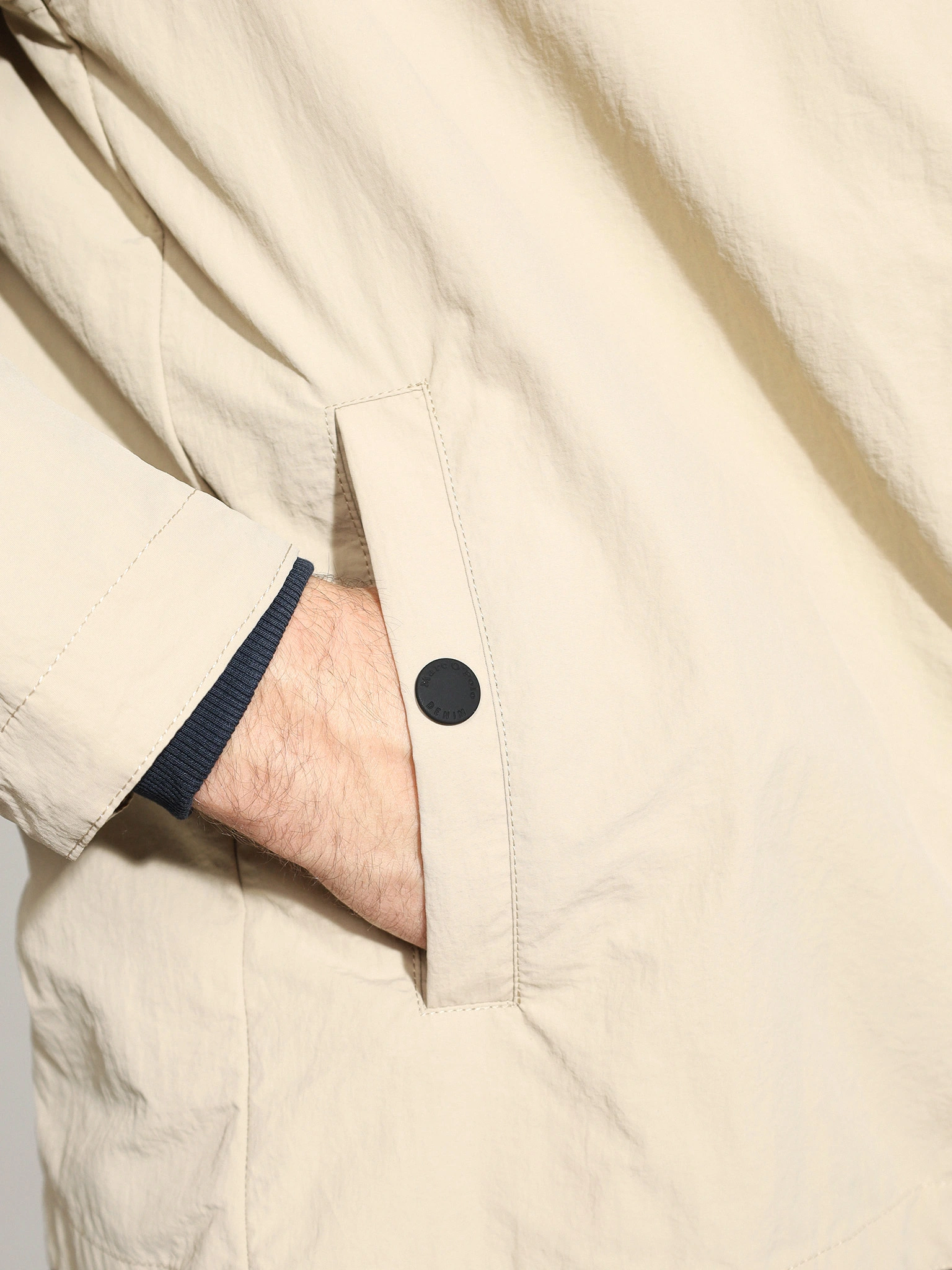 Куртка-ветровка бежевого цвета 